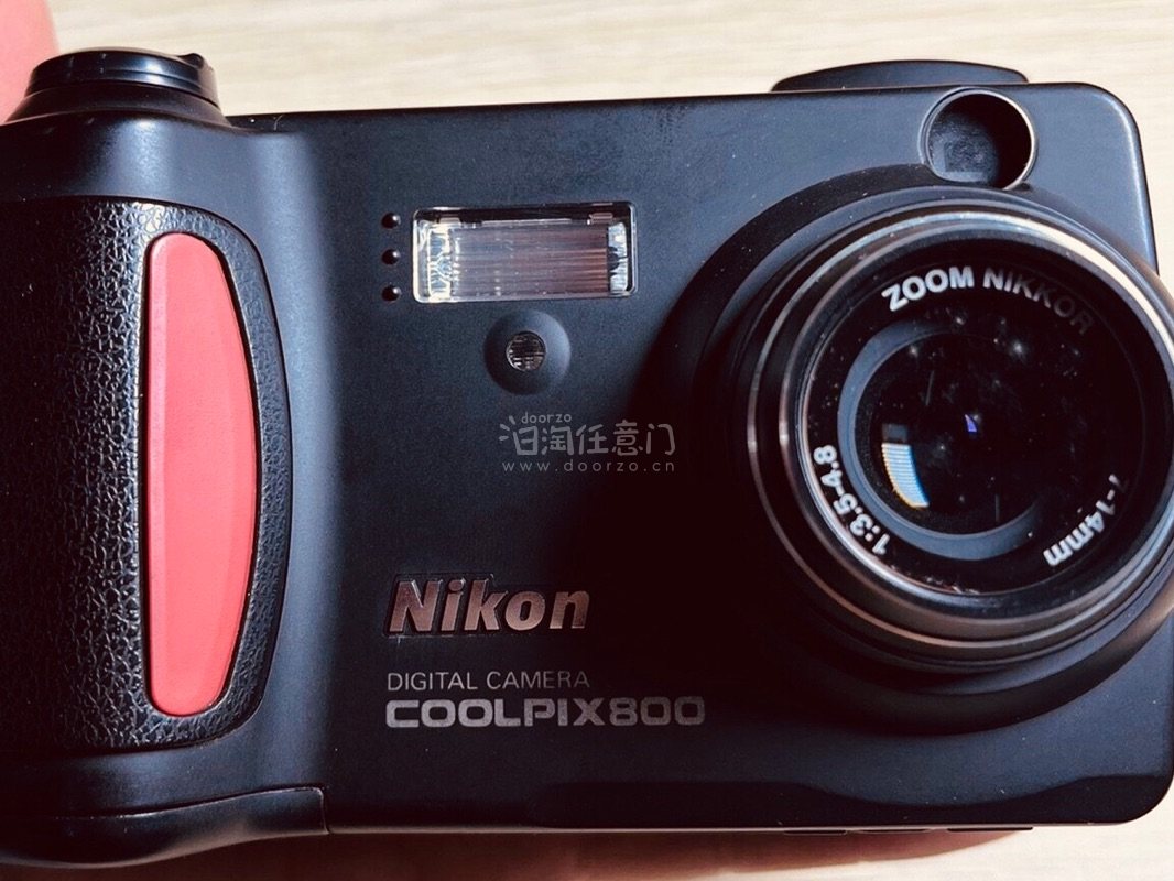 喜欢这款相机很久了，国内价格水涨船高，可望不可即，物品好便宜!比国内便宜一半，果断下单，收到货，第一时间拆包装，感觉质量还是比较好的，与卖家描述的还是一致的，相机成色漂亮，相机配正常拍照的，非常满意，总的来说这次是很满意的一次购物。
