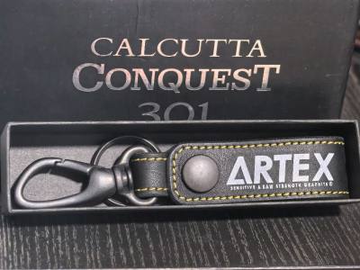 主要开发的是可潜至10米以上的曲柄诱饵。让诱饵轻松地飞动、下沉并被探测到。为了求取伸缩所需的平衡和灵敏度，多次检讨空白与握持平衡，最终以8.5英尺完成。如果是DRT制造的诱饵，这个动作甚至可以对付幽灵。这可能是ARTEX中最没有特色的SWIMBAIT钓竿了。”远投大...