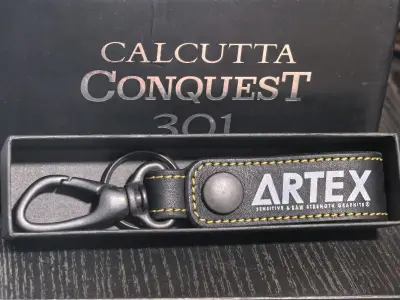 主要开发的是可潜至10米以上的曲柄诱饵。让诱饵轻松地飞动、下沉并被探测到。为了求取伸缩所需的平衡和灵敏度，多次检讨空白与握持平衡，最终以8.5英尺完成。如果是DRT制造的诱饵，这个动作甚至可以对付幽灵。这可能是ARTEX中最没有特色的SWIMBAIT钓竿了。”远投大...