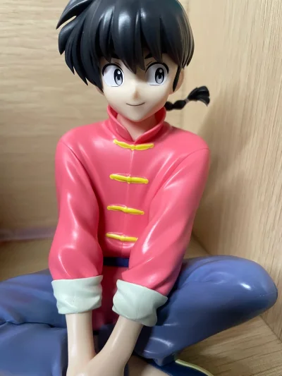 等了一年才推出的男主角手辦終於可以與一年前的女主角手辦相遇了。手辦做工還是不錯的，就是臉形比女主手辦小一些。包裝結實，不錯。