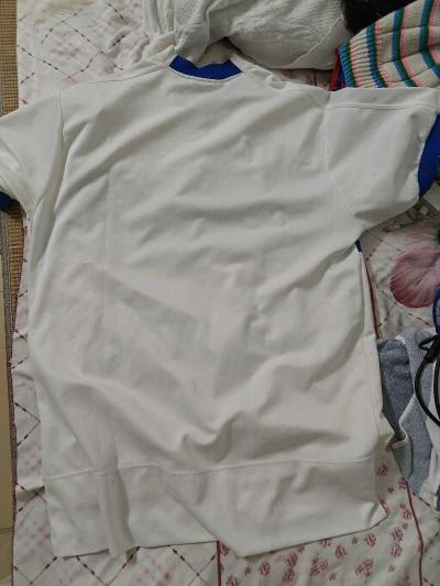 最近穿新买的白色T恤去健身房运动，同伴看到都说好看，说新款衣服版型很特别，真是英雄所见略同，在挖煤姬平台购买的，各种款式齐全，服务也不错，活动多，满意！