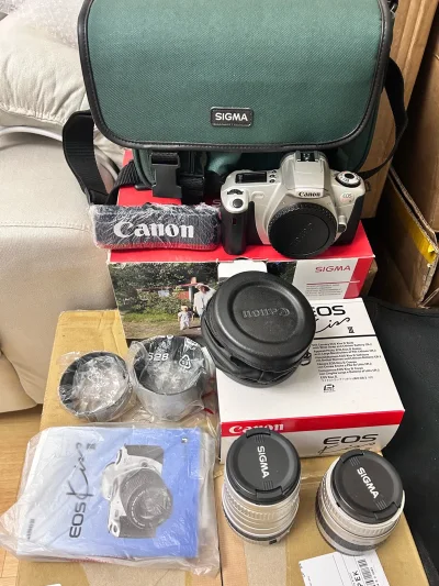 这次在这里买的佳能kiss5的大全套，感觉如果在国内买很难集齐一套有背包，配件说明书等很多东西，而且橙色还很不错，功能也很好，所以希望大家多在这里淘，这里好东西还是很多的。


