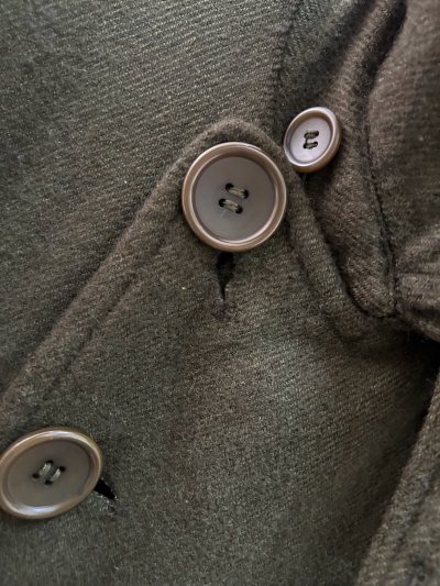 
从图片中就可以看出来，这件绿色衣服不错。挖煤姬是一家专注于海淘的平台，上面有很多的商品可以供自行选择他家的售后服务以及物流速度都特别的有保障，客服回复消息也非常快，打包商品也非常的仔细