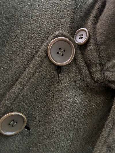 
从图片中就可以看出来，这件绿色衣服不错。挖煤姬是一家专注于海淘的平台，上面有很多的商品可以供自行选择他家的售后服务以及物流速度都特别的有保障，客服回复消息也非常快，打包商品也非常的仔细