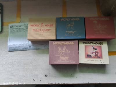 这是一套迪士尼米老鼠限定手表，一共5块，4块腕表，一块怀表，是为了纪念米老鼠最初的五部动画而发行的，非常具有纪念和收藏价值