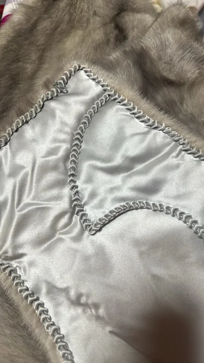 挖煤姬买的这个貂皮披肩质量很好，摸着很柔软，很感谢这个平台，能买到这么满意的东西。ems还特别快的送到了。很不错的一次购物体验。