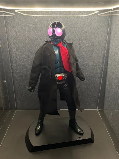 来自UA品牌发售的新假面骑士一号，非常大的尺寸，还带有发光功能，穿上标志性的大衣，再点亮灯光效果，简直就是重返剧组现场，太还原了！