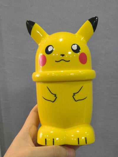 大家看自己的挖煤姬年度报告了吗！今年我在挖煤姬捡买到的最喜欢的商品就是这个皮卡丘水杯很大一盒很有分量感。挖煤姬会设置很多的积分优惠券真的很划算，入库前付费拍照非常清楚，快递包装很好有很多包材保护，海运二十几天就能到手。