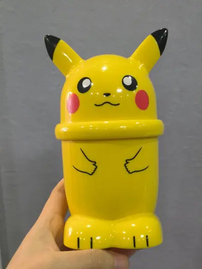 大家看自己的挖煤姬年度报告了吗！今年我在挖煤姬捡买到的最喜欢的商品就是这个皮卡丘水杯很大一盒很有分量感。挖煤姬会设置很多的积分优惠券真的很划算，入库前付费拍照非常清楚，快递包装很好有很多包材保护，海运二十几天就能到手。