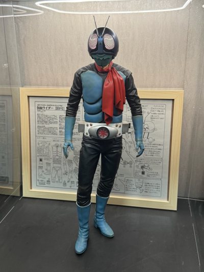 来自海洋堂的假面骑士旧一号1/4涂装白膜，这款的姿势和细节都非常完美，涂上慢慢昭和感的色彩，直接还原居中形象！