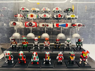 从假面骑士一号到BLACK系列，直接集齐了整个昭和时期的骑士及腰带，整齐的摆在一起太好看啦，非常的有收藏意义呀！