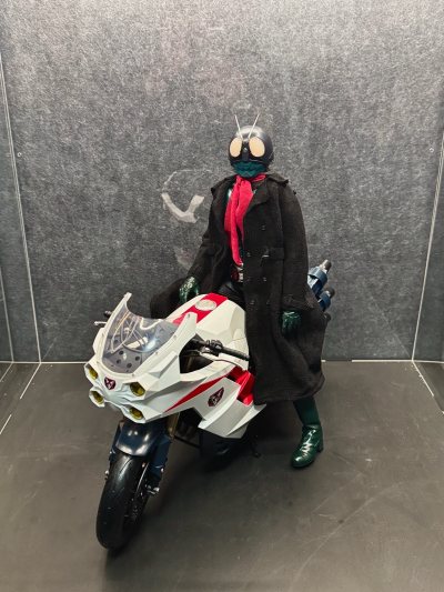 新番的假面骑士一号就是帅气，这款RAH1/6可动皮套人偶非常的还原，质量和配件都诚意满满，坐上旋风号直接帅一脸啊！