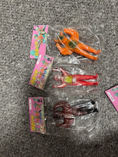 每次看到昭和时期的老玩具就走不动道了，不管是奥特曼系列还是假面骑士系列，每一样都非常的有意思，一次性拆很多新玩具的感觉也太爽了！