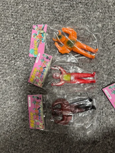 每次看到昭和时期的老玩具就走不动道了，不管是奥特曼系列还是假面骑士系列，每一样都非常的有意思，一次性拆很多新玩具的感觉也太爽了！