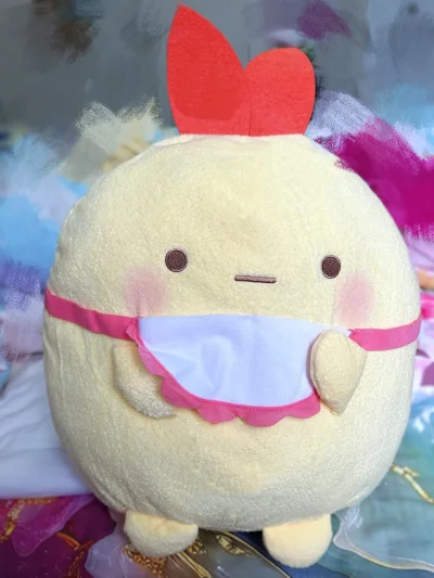 这次在挖煤姬平台入手了角落生物的炸虾尾毛绒公仔，实物真的太惊喜了！公仔的面料是软糯的珊瑚绒材质，摸起来特别舒服，填充得也很饱满，没有瘪塌的情况，细节处的刺绣和装饰也做得超精致，和图片上的样子完全一致，颜值直接拉满。平台的购物流程特别顺畅，选品、下单到支付几步就能完成...