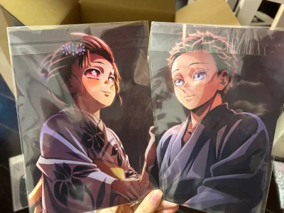 这次在挖煤姬平台入手了鬼灭之刃的狛恋、蝴蝶忍和童磨海报，还有义勇吧唧以及角落生物水龙玩偶，每样商品都让我超满意！鬼灭的海报画质超清晰，色彩还原度超高，印刷质感细腻，挂起来氛围感直接拉满；义勇吧唧的做工精致，图案没有模糊和掉漆的情况。角落生物水龙玩偶的面料软乎乎的，填...