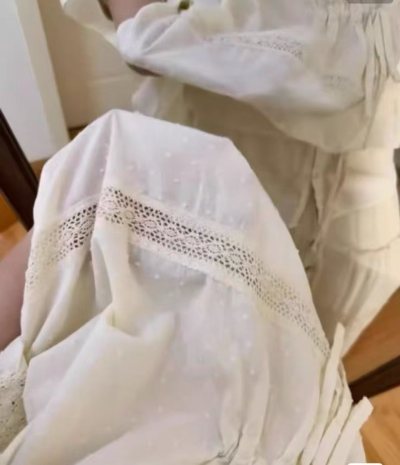 这次在挖煤姬买了好几件衣服，挖煤姬是个很好的日淘平台，衣服好看又精致，这次在挖煤姬买了个蕾丝棉质蝙蝠衫，非常的美丽，穿着舒服有气质，很适合叠穿，价格也不贵，性价比超高，物流也很快，非常迅速收到手，好评！