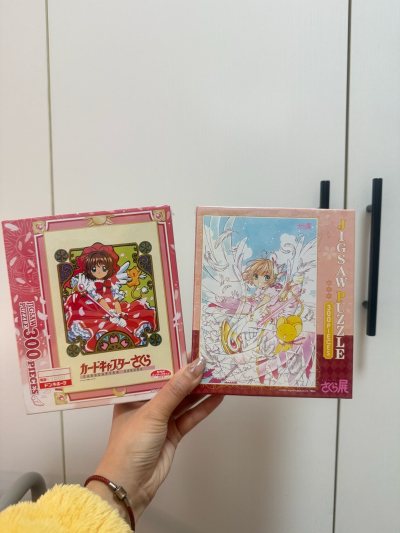 今天收到的竹蜻蜓是两幅300片的小图噢～两幅都是百变小樱的！一副是一起绽放，这个画风非常好看！边上还有小可，另一副是经典战斗服状态，绝对没问题！