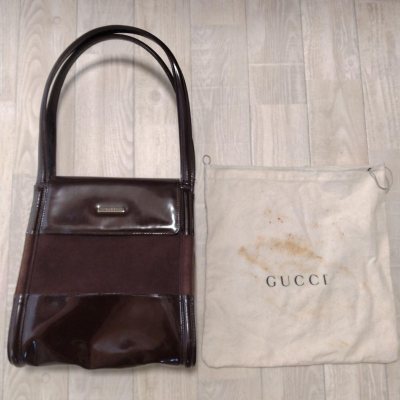 这次买包包，先在软件上搜索好自己喜欢的包包，确认好成色后，在软件上看好后就下单，这次我选择了拼团，对于我这种买一件物品的人来说，操作方便且便宜，我已经将这款软件推荐给大家了，希望大家也能买到自己心仪的物品