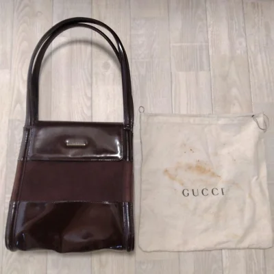 这次买包包，先在软件上搜索好自己喜欢的包包，确认好成色后，在软件上看好后就下单，这次我选择了拼团，对于我这种买一件物品的人来说，操作方便且便宜，我已经将这款软件推荐给大家了，希望大家也能买到自己心仪的物品