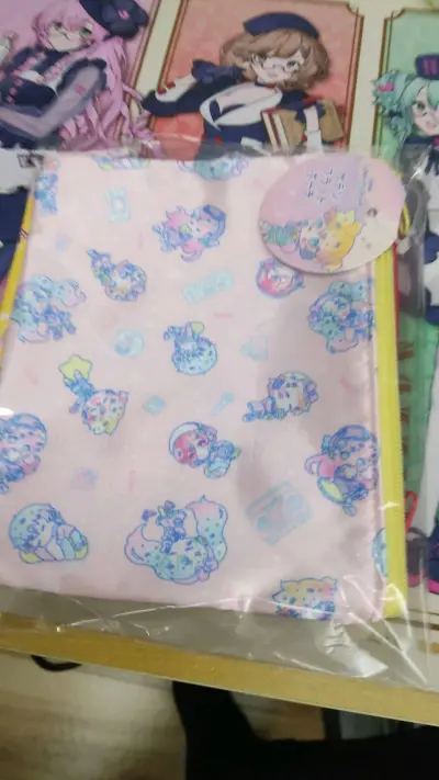 通过挖煤姬平台，淘了一组初音樱初音粘土人和一个樱初音doll，还有一大堆小周边，走的EMS海运，打包挺不错的，速度也不错，好评