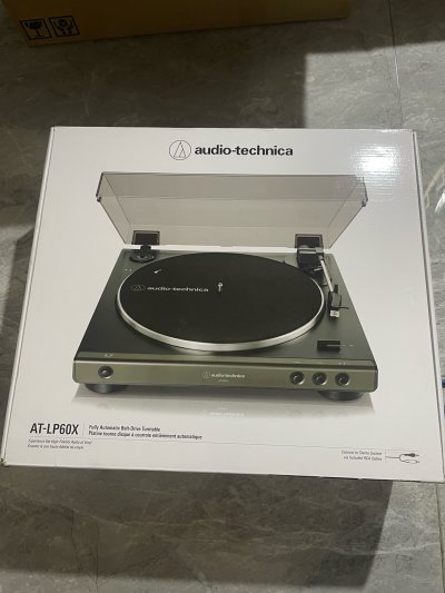 全新黑胶唱机安全下车.解锁复古音质美学.黑胶机的入门款.对于我来说足够用了.收的价格还可以，算上税和运费 比国内某淘稍微便宜一些.好在日本原装的.OK 符合预期。