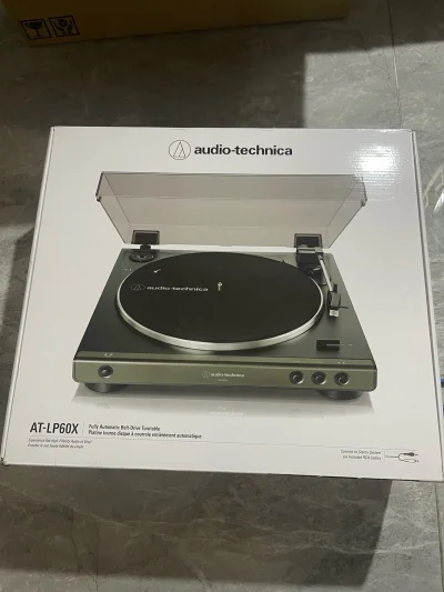 全新黑胶唱机安全下车.解锁复古音质美学.黑胶机的入门款.对于我来说足够用了.收的价格还可以，算上税和运费 比国内某淘稍微便宜一些.好在日本原装的.OK 符合预期。