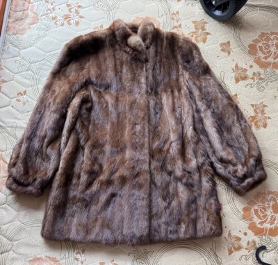 最近才知道挖煤这个软件，激情下单，又着急的一件走国际EMS回来，收到后皮板柔软健康，毛亮顺滑，底绒厚实，除了有陈旧的味道和巨大的垫肩之外，其他的都很满意