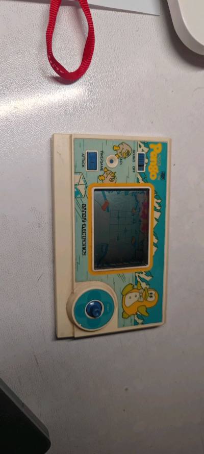 可爱的企鹅游戏机来了，小时候最爱看一部粘土动画叫小企鹅帕克。总是想玩这种可爱的小企鹅作为主角的游戏，现如今真的找到这种游戏机了！太棒了！