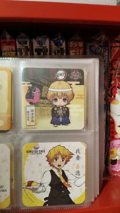 这次入手的我妻善逸周边套装太合心意了！里面徽章、色纸、收藏卡一应俱全，工艺还分了闪粉、烫金款，角色形象还原超到位，而且每样都套了保护套，品相全新没瑕疵。