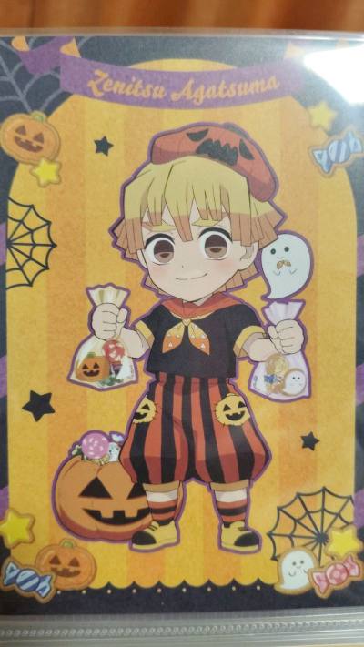 谁懂啊！刚收到的我妻善逸明信片直接美到我失语?
从黑白线稿的帅气正比，到软萌的Q版造型，还有节日限定款的设计，每一张都长在我的审美点上！
 印刷质感超赞，色彩鲜艳还不反光，卡片厚度也很扎实，完全没有薄脆的廉价感。
一张张翻下来，感觉把善逸的各种可爱模样都集齐了，善逸...