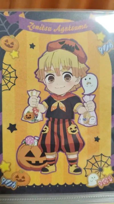 谁懂啊！刚收到的我妻善逸明信片直接美到我失语?
从黑白线稿的帅气正比，到软萌的Q版造型，还有节日限定款的设计，每一张都长在我的审美点上！
 印刷质感超赞，色彩鲜艳还不反光，卡片厚度也很扎实，完全没有薄脆的廉价感。
一张张翻下来，感觉把善逸的各种可爱模样都集齐了，善逸...