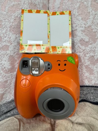 颜色特别正的橘色心心念念了好久终于到了！心动? 我选的是有物流保障的 很安心 而且包装严密? 足足三层气泡膜保护 一点都没受伤 意外之喜是发现了两张限定相纸 后盖没有显示 是准备装新相纸才发现??

  