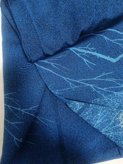 这次海运走的有点久，过海关挺快的，三天就到手了，买的一件绢绢，照片和实物都很好看，可惜有瑕疵了，只能扣短一点的衣服