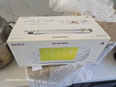 psp白色，日本制品，20多年前的产品，成色还是比较好的了，有点发黄，但是很新，配件不是很齐全，内衬没有了，描述真实。