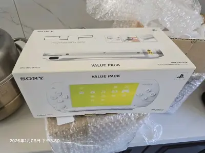 psp白色，日本制品，20多年前的产品，成色还是比较好的了，有点发黄，但是很新，配件不是很齐全，内衬没有了，描述真实。