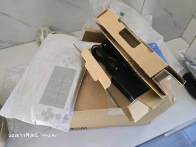 银色，稀有的颜色，成色很好，就是因为年代久远，读碟声音异响，有点卡碟，其余功能正常，保存的全是很好了，没有疤痕。