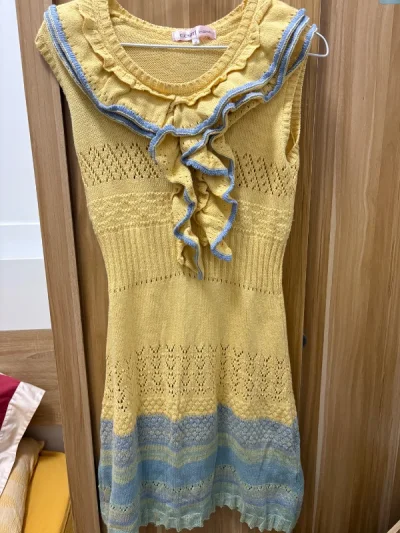 这件小苹果牌连衣裙很可爱，面料很亲肤，，这次使用的是海运，大概一个月就收到了，衣服实物更美，外套也很厚实，挖煤姬忠实用户。