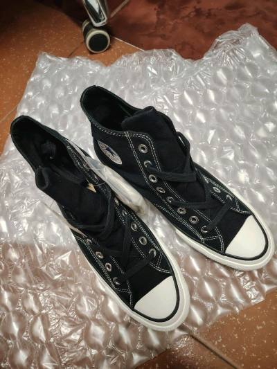 一双平平无奇的黑色帆布鞋 却有防水科技的加持 把它变得没那么普通 还很好搭 这次搞了高低两个 都很喜欢 下次还来