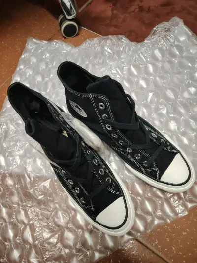 一双平平无奇的黑色帆布鞋 却有防水科技的加持 把它变得没那么普通 还很好搭 这次搞了高低两个 都很喜欢 下次还来