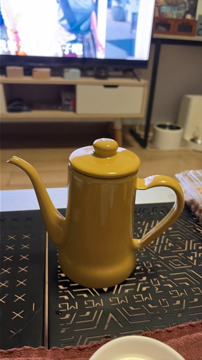 淘到停产的月兔印手冲壶很开心，虽然中途发生意外，但最后还是收到了，品相不错！遗憾的是贴纸不见了，不过也很好看，能够低价买到，也很好了