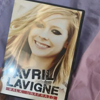 打开包裹的瞬间，眼泪差点掉下来。这些CD和DVD就像时光机，把我一下子拽回了偷偷把歌词抄在本子上的夏天。音质和画质都超出预期，保存得非常好。这哪里是买周边，分明是把我的青春给买回来了，太值得了！