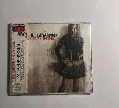 这是一本超棒的《幸运星》官方设定集！书里全是珍贵的角色线稿、设定资料和趣味四格漫画，印刷清晰，纸张质感也很好。作为粉丝，能看到这么多幕后细节真的太满足了，满满的都是回忆，非常值得收藏！