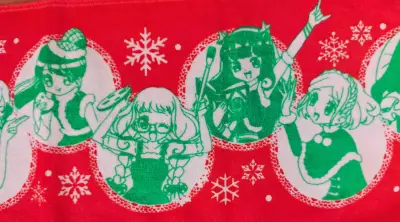 幸福的收到了16圣诞毛巾~~
这条16年的圣诞毛巾，像一位藏在时光里的老朋友，温柔又踏实。即便岁月流转，它依旧保持着柔软的触感，吸水性丝毫未减，擦在脸上没有丝毫粗糙感，仿佛还带着当年圣诞季的暖意。经典的圣诞元素印花虽有些许褪色，却更添一份复古的温馨，像是把往年的节日...