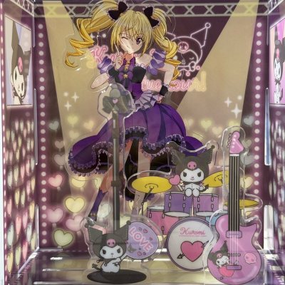 这是我第二次使用挖煤姬切煤
这次切了一个大立牌，一个饼干盒还有一个亚克力展台
快递服务非常好
完全没出伤
还收获了樱花妹送的特典一张
迫不及待将展台搭了起来
好适合小偶像
