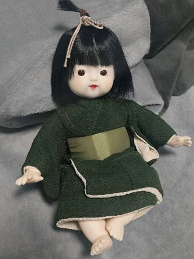 找了很久都没有找到的胶皮娃娃，不知道是不是市松里的一种，国内网站里的都很贵上挖煤姬就很便宜
选的特惠寄很便宜只要40多，而且包装很好我很喜欢