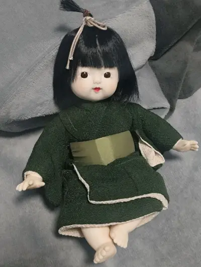 找了很久都没有找到的胶皮娃娃，不知道是不是市松里的一种，国内网站里的都很贵上挖煤姬就很便宜
选的特惠寄很便宜只要40多，而且包装很好我很喜欢