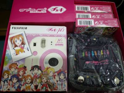 在煤炉上面看到这款拍立得的时候都惊讶了，配套是齐全的，比较少见的一款，虽然皇家没有成功，但是挖煤姬给了九折券，买下来还是很划算的