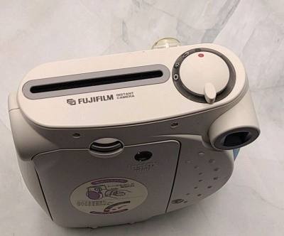 在挖煤姬海淘入手了这款富士拍立得复古款，实物比图片还要精致！机身的质感超棒，复古的造型戳中了我的心巴，试拍了几张成像效果也很惊艳～平台的海淘流程特别顺畅，物流速度比预期快很多，包装也很严实，宝贝完好无损到手，客服回复也很及时，这次海淘体验真的满分，以后还会继续在挖煤...