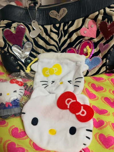 挖煤姬的购物体验真的太惊喜了！这次淘到了质感超棒的中古包包和Kitty 挂件，包包成色和描述完全一致，五金无氧化、内衬干净无异味，Kitty 挂件更是全新带吊牌，装用厚厚的气泡膜层层包裹，收到时毫无损坏，不管是中古好物还是卡通周边都能放心冲，已经成为我的日淘首选！